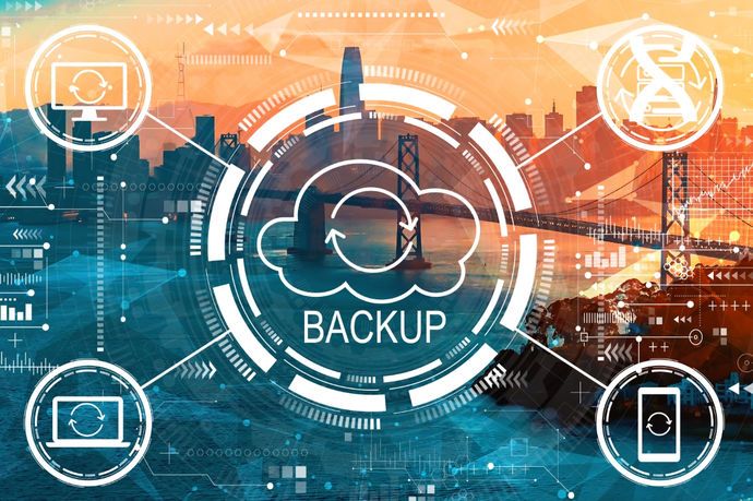 Réplication en temps réel et sauvegardes automatiques.