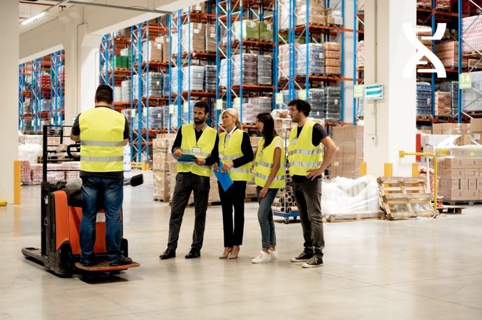 La formation sur le terrain permet une vision plus réaliste des problématiques de gestion des entrepôts. La formation sur le terrain permet une vision plus réaliste des problématiques de gestion des entrepôts.