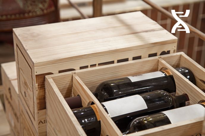 Les emballages des vins et spiritueux d'exception sont adaptés sur mesure aux contenants en verre. Les emballages des vins et spiritueux d'exception sont adaptés sur mesure aux contenants en verre.