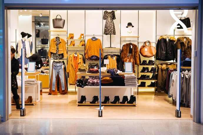 Le WMS est interfacé avec la gestion commerciale du client, ce qui permet d'optimiser le réassort en magasin.